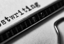 Ghostwriting: Mit einer Schreibmaschine wird das Wort "Ghostwriting" geschrieben.