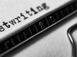 Ghostwriting: Mit einer Schreibmaschine wird das Wort "Ghostwriting" geschrieben.