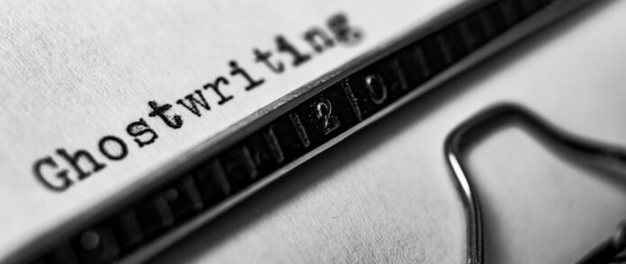 Ghostwriting: Mit einer Schreibmaschine wird das Wort 