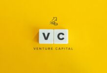 Venture Capital: Zwei weiße Steine mit einem V und einem C, vor einem gelbem Hintergrund.