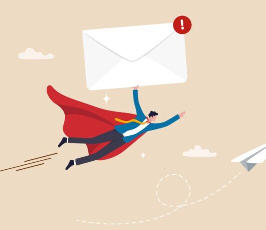 E-Mail-Marketing: Ein Mann fliegt mit einem Brief in der Hand.
