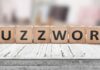 Management-Buzzwörter: Buzzword aus Holzklötzen auf einem Tisch.