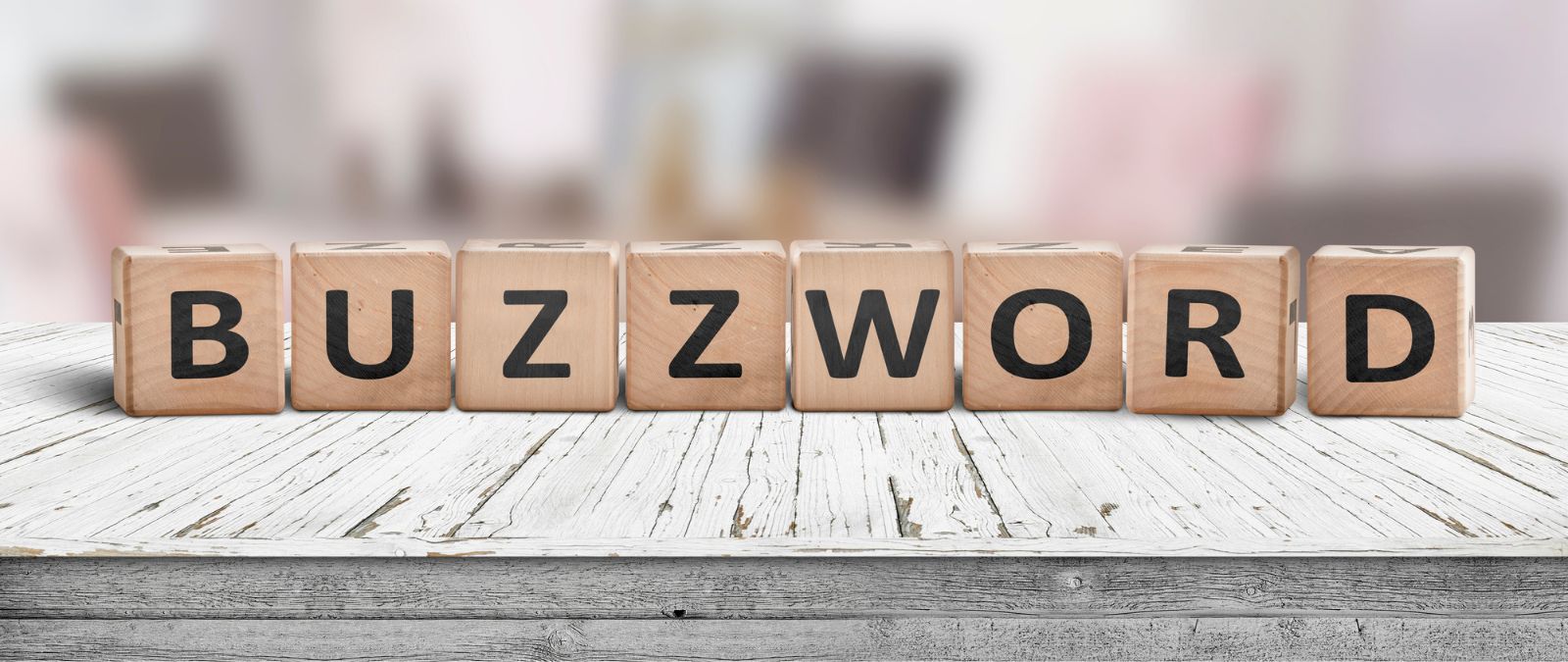 Management-Buzzwörter: Buzzword aus Holzklötzen auf einem Tisch.