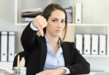 Warum nehmen wir Kritik von weiblichen Chefs schlechter an?