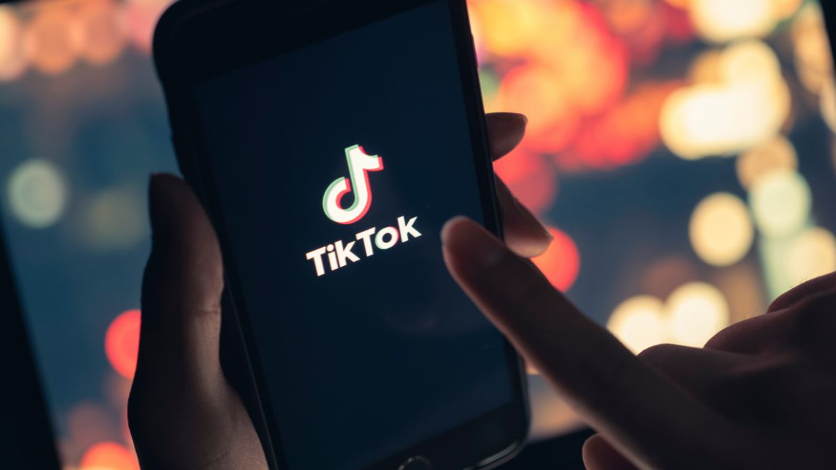 TikTok: Eine Person startet TikTok auf einem Smartphone.