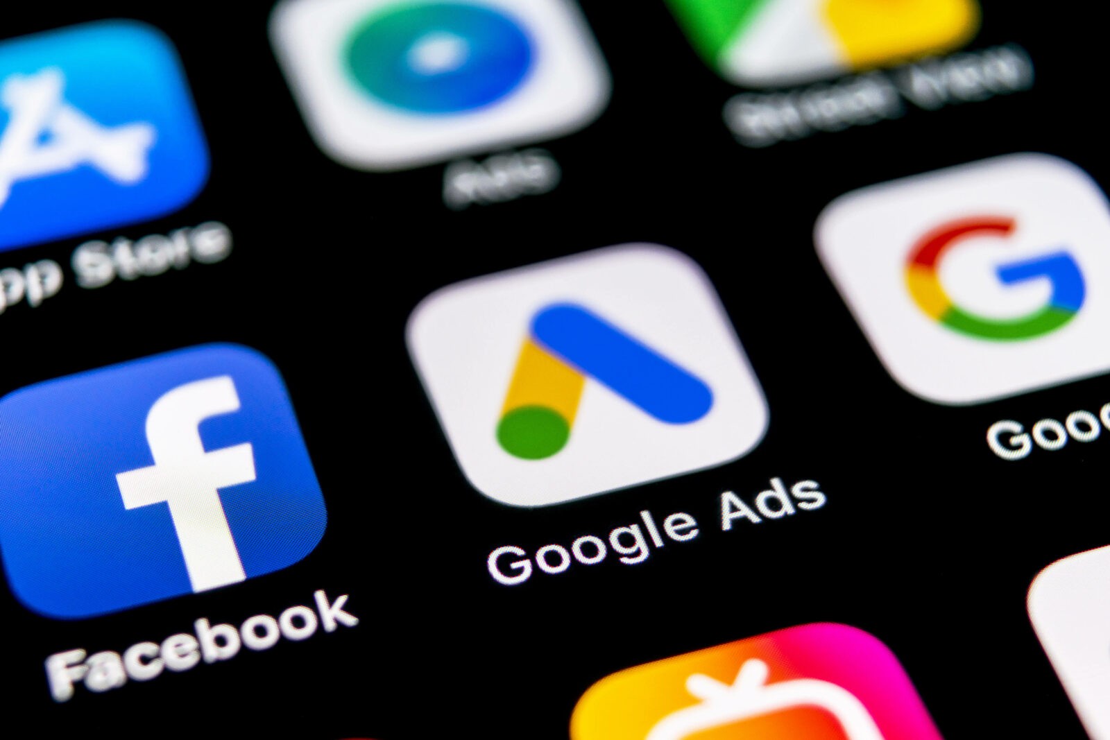 Google Ads vs Facebook Ads: Was macht mehr Sinn?