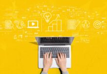 Social Media: Laptop auf gelbem Hintergrund, ist im Prozess