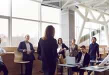 Business-Coaching: Frau hält Rede vor einem Team