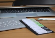 Selbstständigkeit: Klebezettel, Stift und Notebook liegen auf Schreibtisch