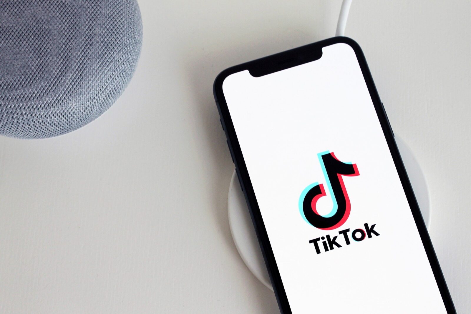 TikTok-Marketing: Smartphone mit TikTok Logo auf weißen Hintergrund liegt auf dem Tisch - Foto: © antonbe - pixabay.com