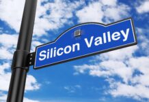 Silicon Valley: Ein blaues Ortschild mit Silicon VAlley, vor einem bewölkten Himmel.