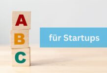 Startups: Die Holzklötze mit dem Buchstaben A,B und C stehen übereinander auf einem Tisch. Daneben steht ein Schriftzug in einem blauen Rechteck "für Startups" - Quelle: © Monster Ztudio - stock.adobe.com