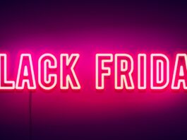 Black Friday: Eine pinke Neonschrift mit dem Schriftzug "Black Friday"