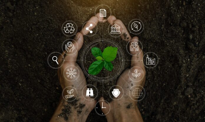 Nachhaltige Unternehmensführung: Ein ESG-Symbol-Konzept in zwei Händen.