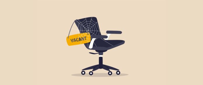 Recruiting: Ein Stuhl voller Spinnweben, als Symbol für den Personalmangel.