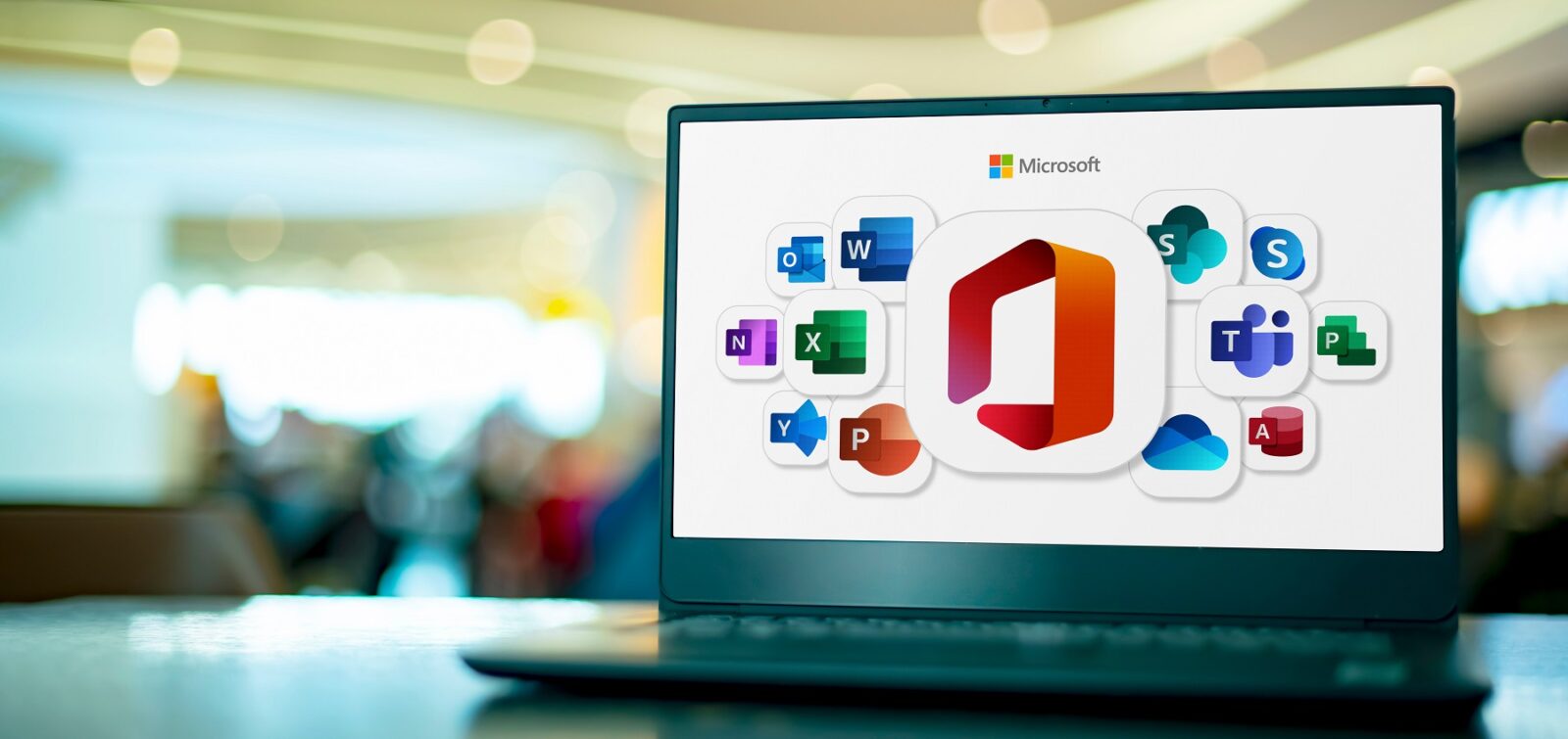 Microsoft Office auf einem Laptop-Desktop.