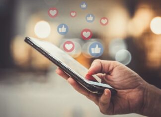 Soziale Medien: Ein Smartphone mit Likes.