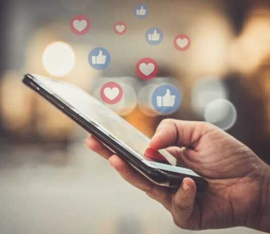 Soziale Medien: Ein Smartphone mit Likes.