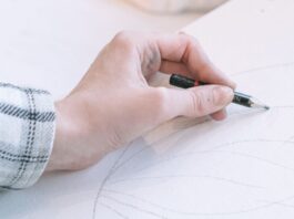 Linkshänder: Ein Linkshänder fertigt eine Zeichnung mit einem Bleistift an.
