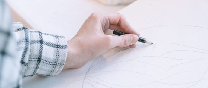 Linkshänder: Ein Linkshänder fertigt eine Zeichnung mit einem Bleistift an.
