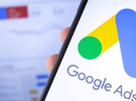 Google-Ads-Agentur: Ein Smartphone vor einem Laptop mit Google-Ads