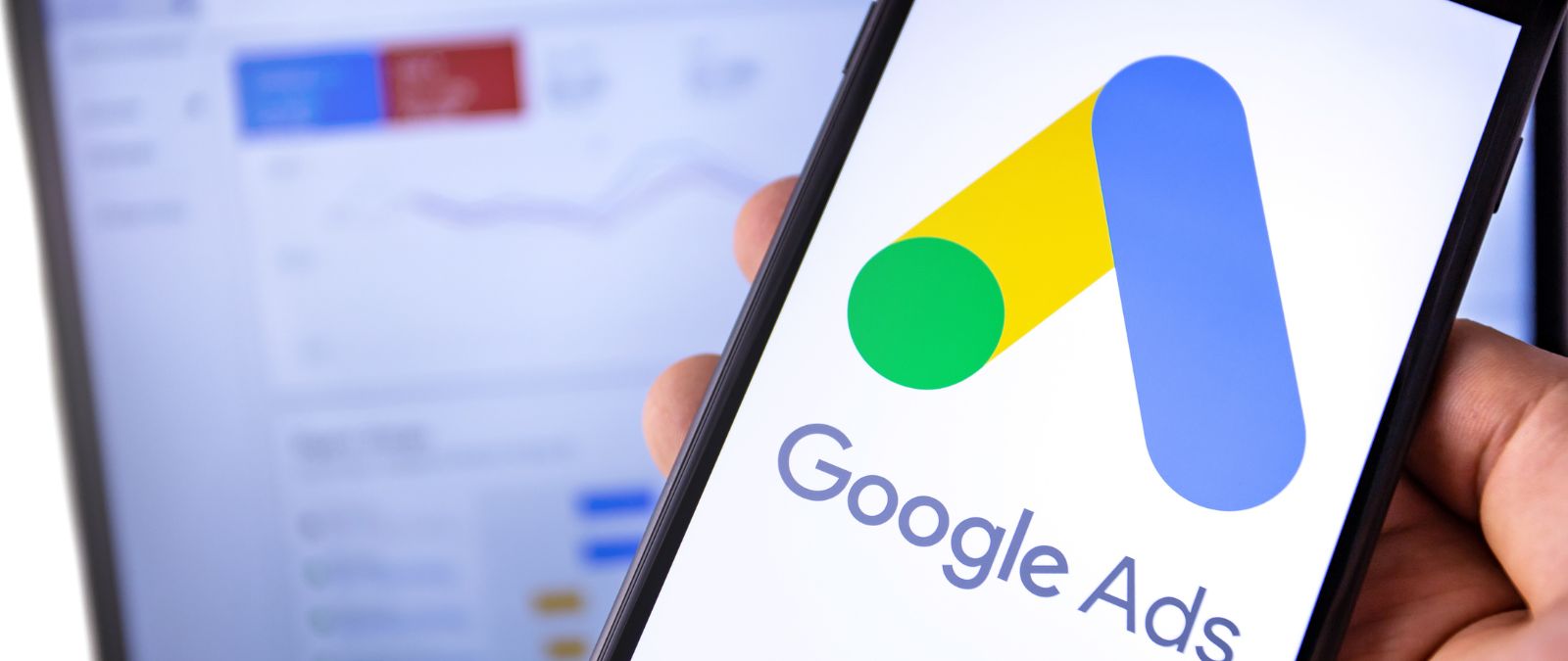 Google-Ads-Agentur: Ein Smartphone vor einem Laptop mit Google-Ads
