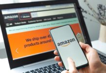 Amazon: Eine Person ist am Laptop und auf dem Smartphone auf Amazon eingeloggt.