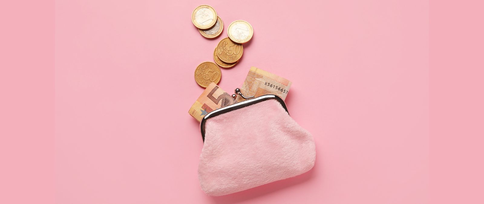Clever Sparen: Ein rosa Geldbeutel mit Geldscheinen und -münzen.
