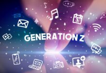 Gen Z: Eine Han tippt auf einen Bildschirm mit der Aufschrift "Generation Z"