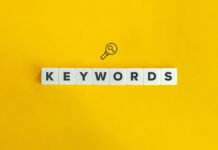 Keywords: Mehrere Würfel vor einem gelben Hintergrund.