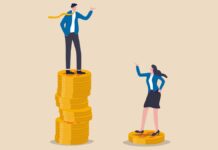 Gender Pay Gap: Eine Frau und ein Mann stehen auf unterschiedlich vielen Geldmünzen.