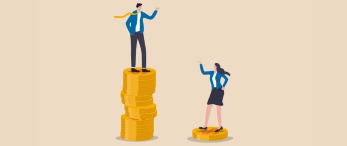 Gender Pay Gap: Eine Frau und ein Mann stehen auf unterschiedlich vielen Geldmünzen.