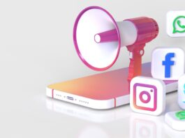 Social-Media-Werbung: Ein Megafon steht auf einem Smartphone mit mehreren Social-media-Symbolen.