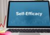 Selbstwirksamkeit: Ein Laptop mit der Aufschrift "Self-Efficacy"