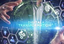 Digitalisierung: Ein Mann hält eine digitale Welt mit der Aufschrift "Digitale Transformation"