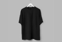 Werbemittel: Ein schwarzes T-Shirt hängt vor einem grauen Hintergrund.