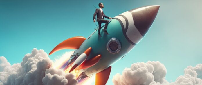 Gründung eines Start-ups: Ein Mann sitzt auf einer Rakete und fliegt durch Wolken.