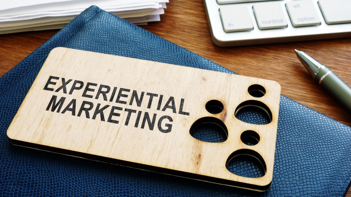 Experiential Marketing: Auf dem Tisch liegen ein Papierstapel und eine Tastatur.