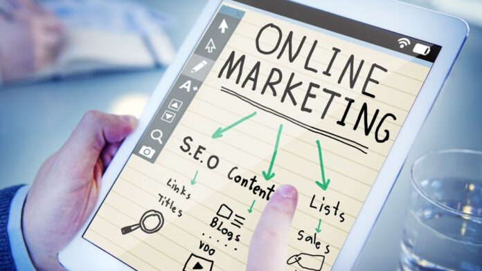 Innovative Marketing-Taktiken: Ein Tablet mit einem Online-Marketing-Konzept.