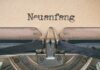 Neuanfang: Eine Schreibmaschine schreibt das Wort "Neuanfang".