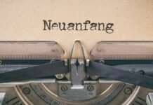 Neuanfang: Eine Schreibmaschine schreibt das Wort "Neuanfang".