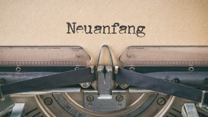 Neuanfang: Eine Schreibmaschine schreibt das Wort 