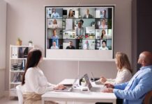 Videowall: In einem Büro wird eine Videokonferenz abgehalten.