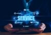 Digitaler Kundenservice: Über einem tablet ist eine Erde mit der Aufschrift "Service".