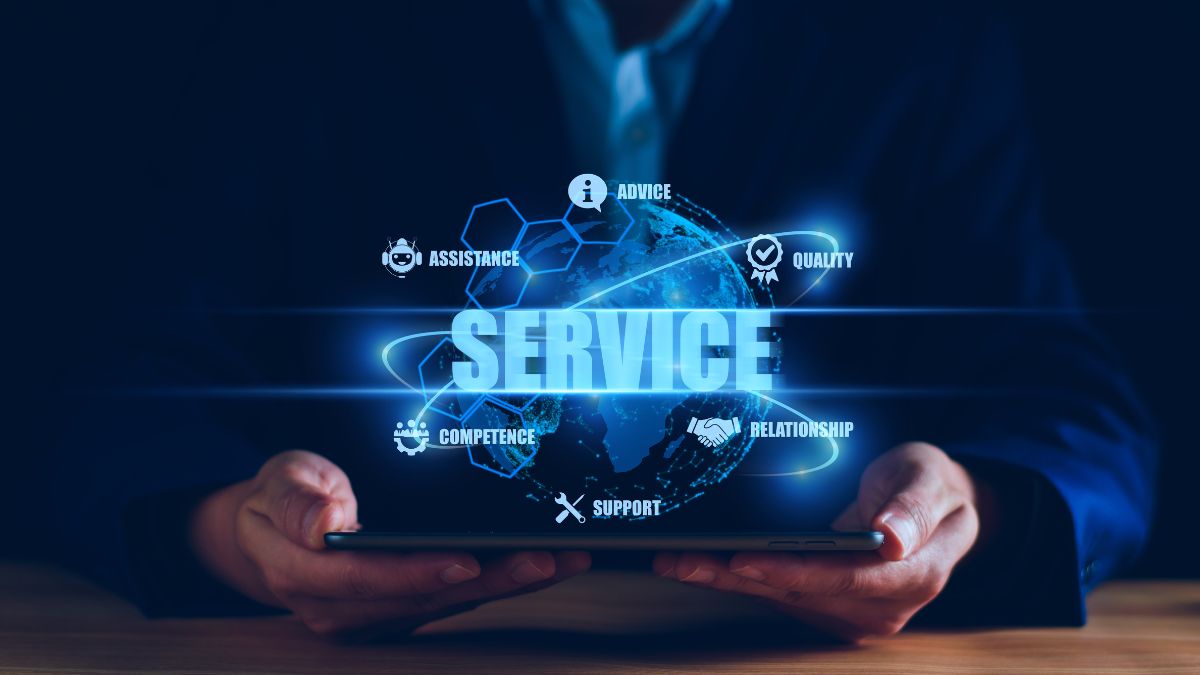 Digitaler Kundenservice: Über einem tablet ist eine Erde mit der Aufschrift "Service".