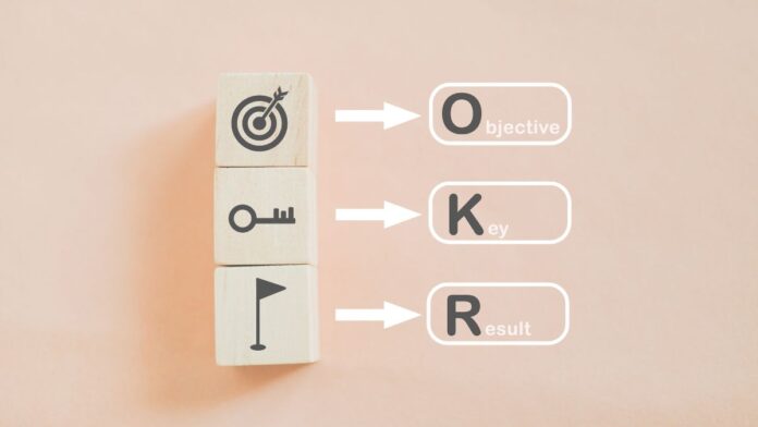 OKRs: 3 Holzblöcke stellen die Bedeutung eines OKRs dar.