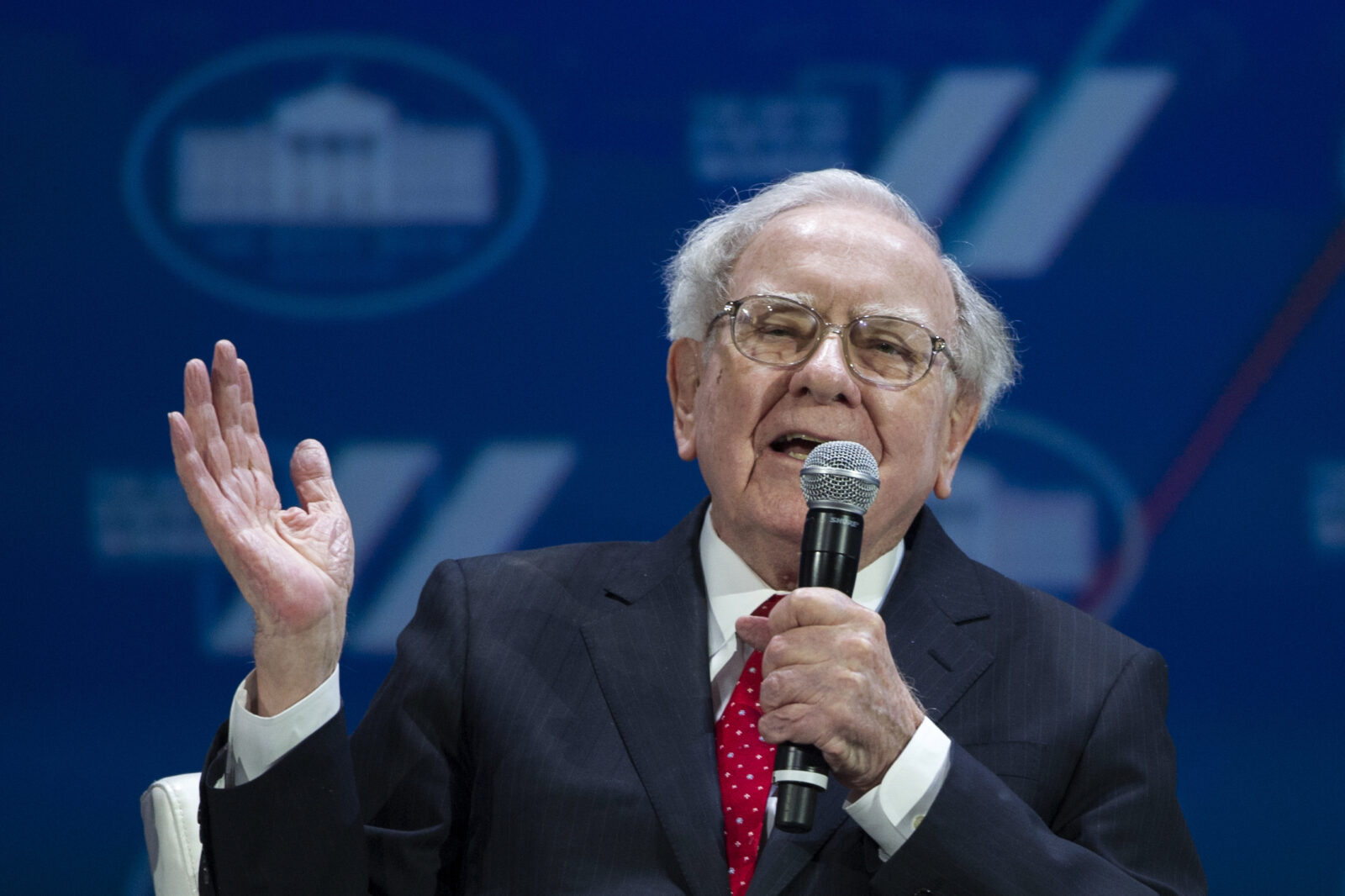 US-Investor Warren Buffett hält eine Rede.