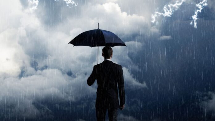 PR-ExpertInnen: Ein Mann im Anzug steht in mitten eines Sturms.