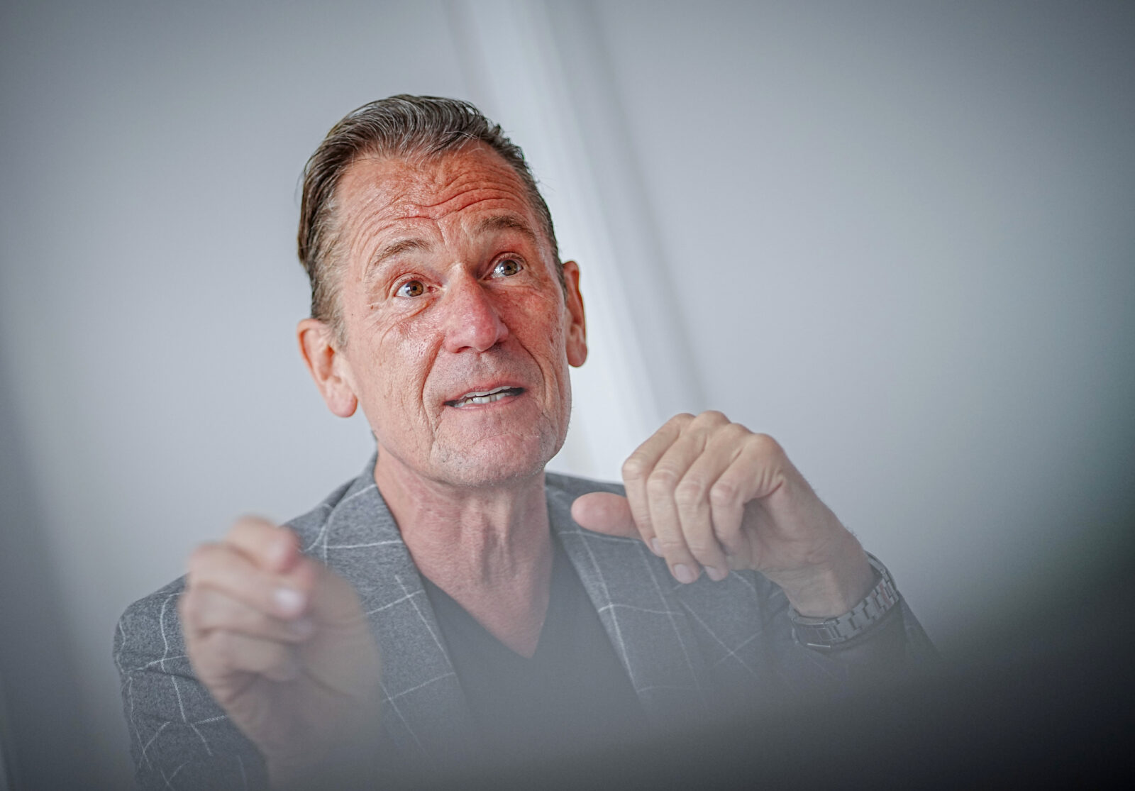 Mathias Döpfner, Vorstandsvorsitzender der Axel Springer SE gestikuliert.