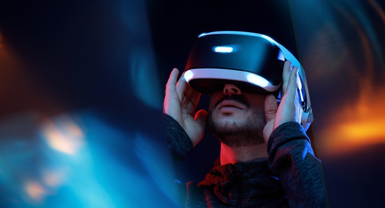 Metaverse: Ein Mann trägt eine VR-Brille.
